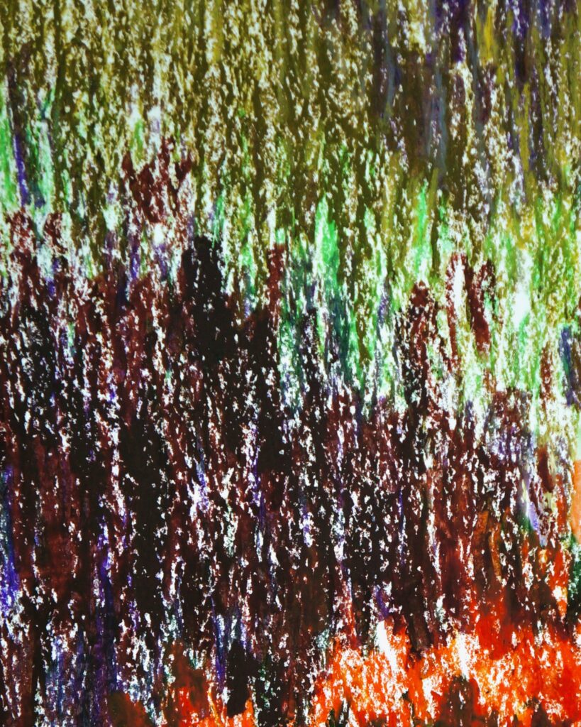 Détail de Portrait 05 : traits de pastel vert olive, violet et brun formant une végétation dense