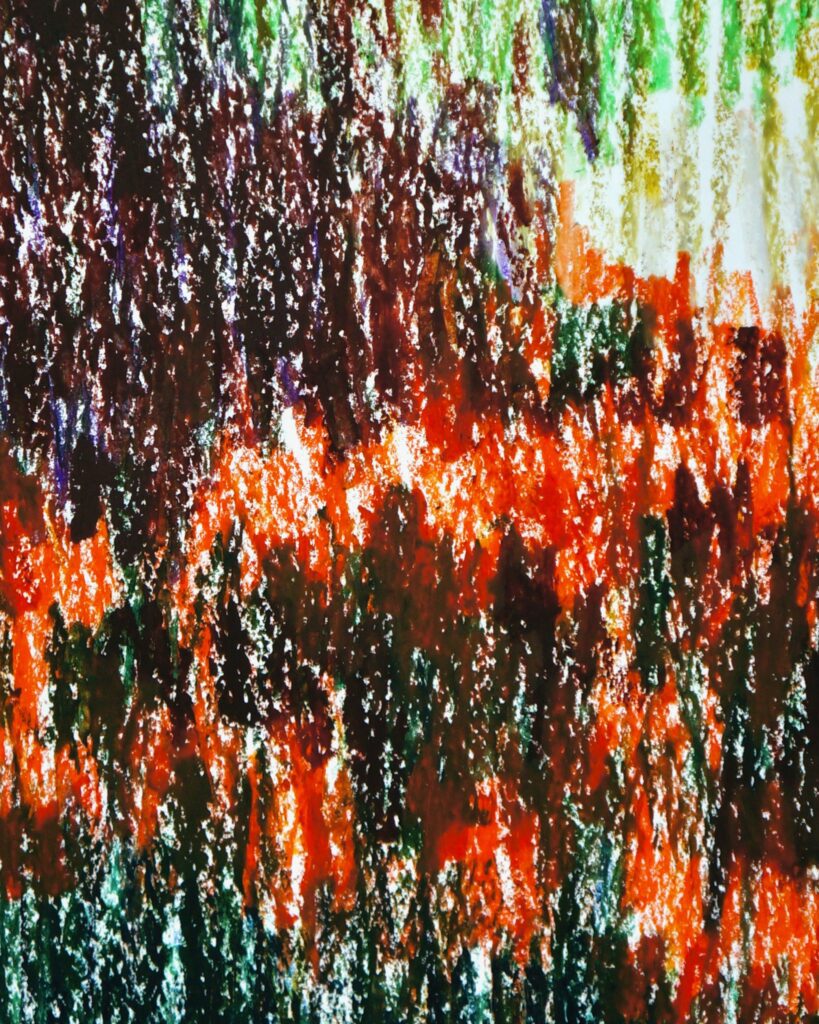 Détail de Portrait 05 : matière du pastel et bande rouge orangé sur des verts et bruns profonds